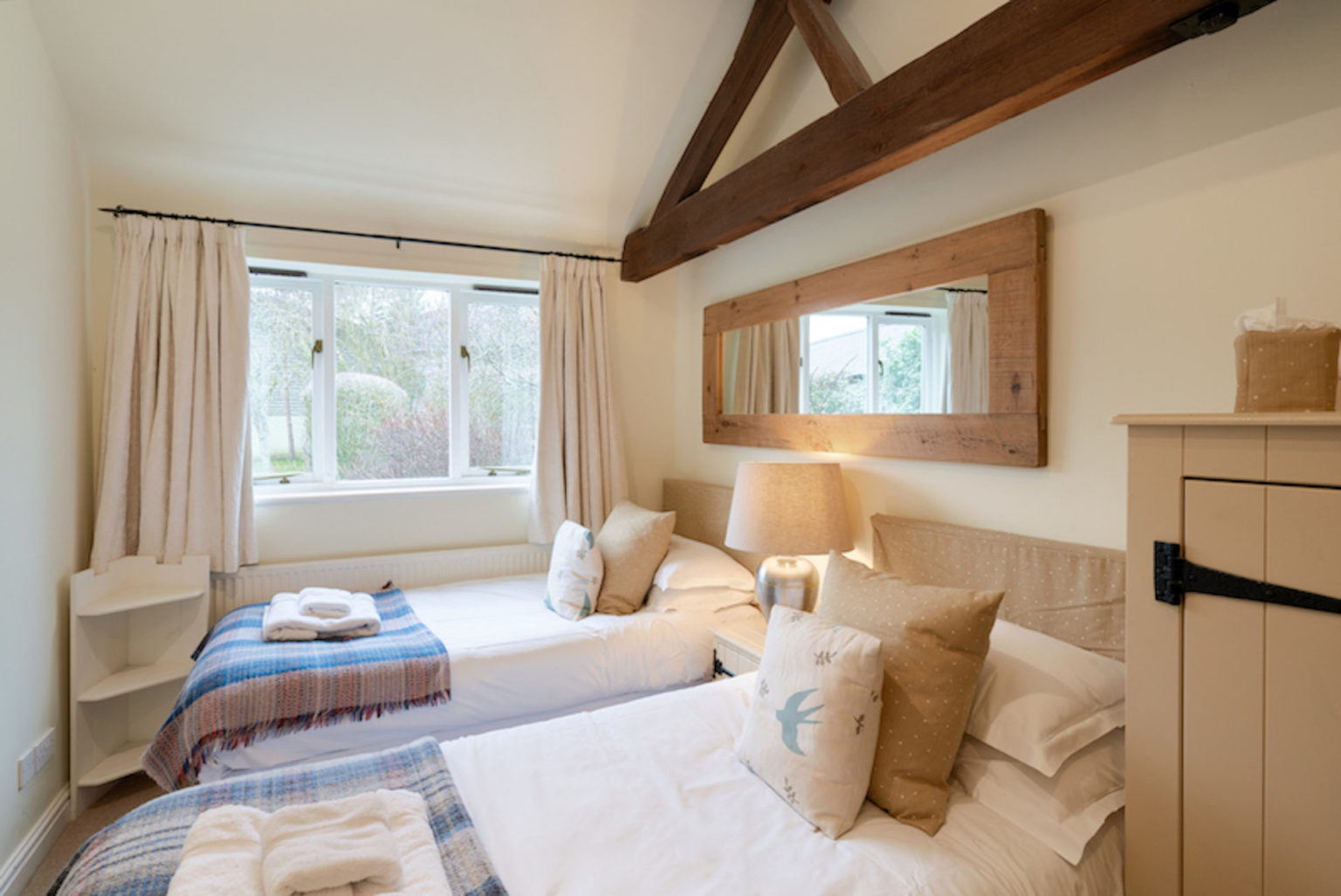 Waterperry-Cottage-Twin-Bedroom