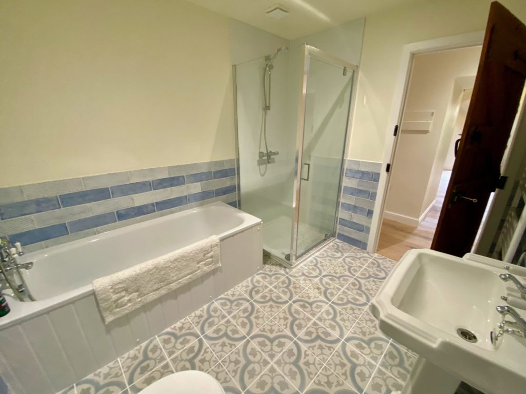 2020 Teal Cottage Family Bathroom